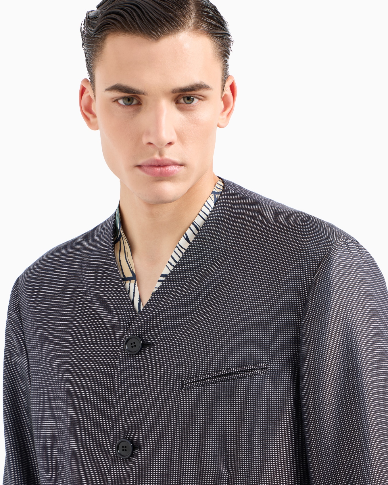Virgin wool and silk single-breasted suit Slide 5