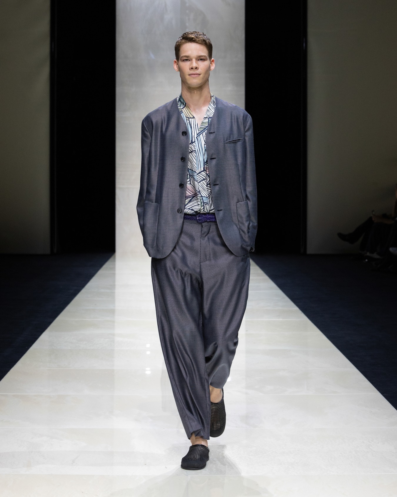 Virgin wool and silk single-breasted suit Slide 7