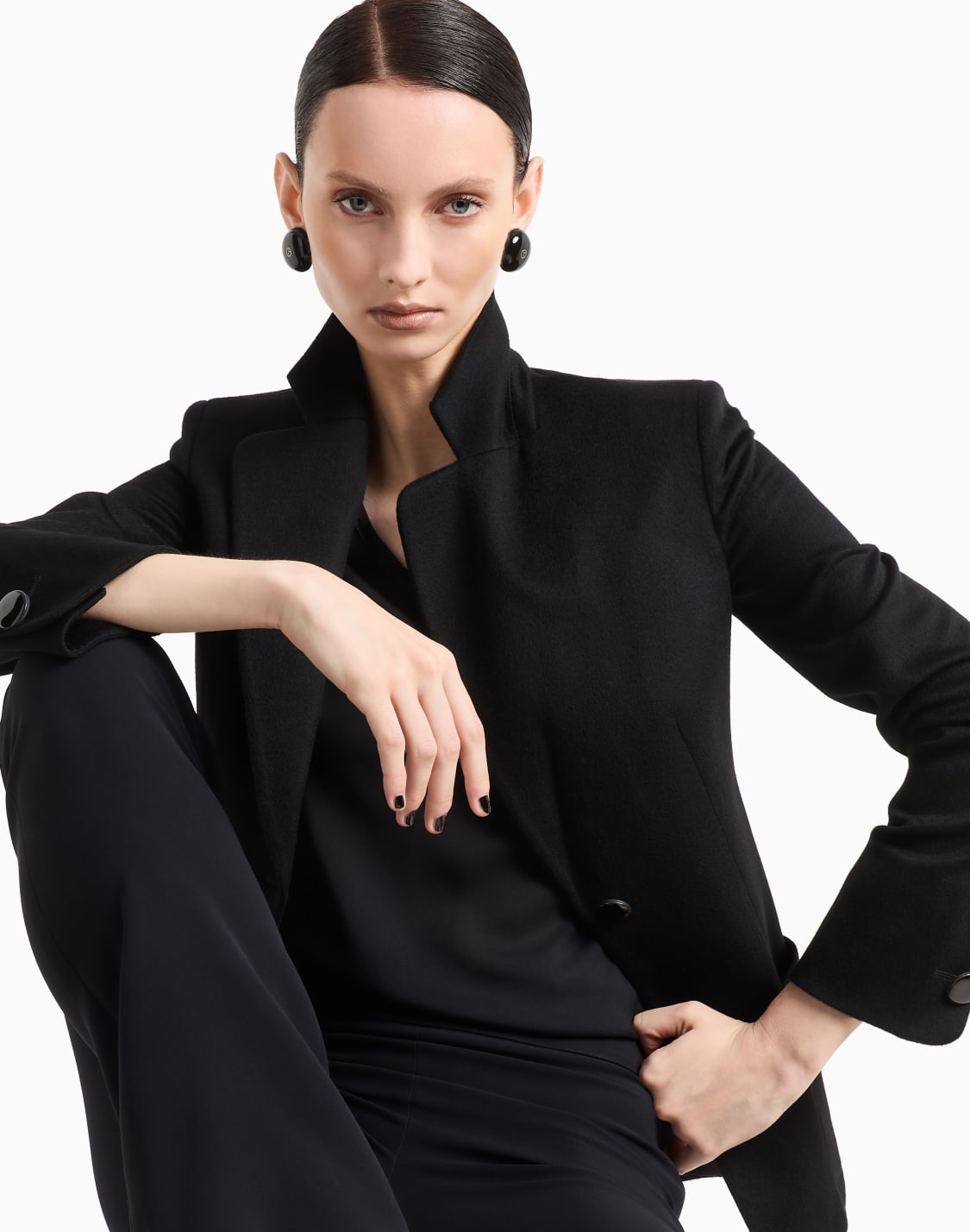 blusa-de-charms-de-seda-con-cuello-de-pico-negro--giorgio-armani
